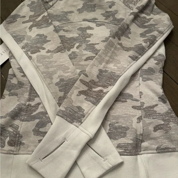 NWT Athleta Triumph Printed Hoodie - Medium - Picture 7 of 13